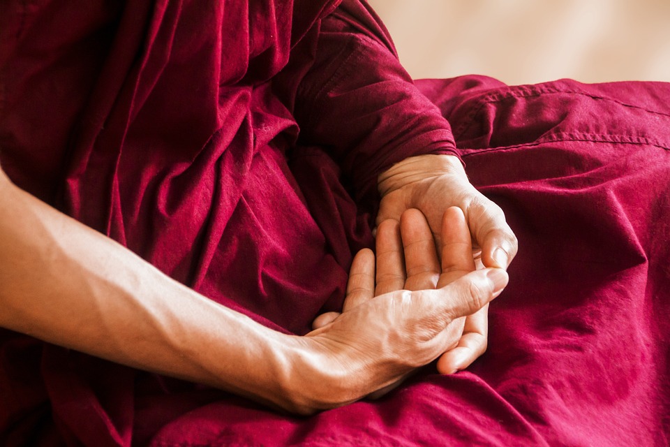 les mains d'un moine bouddhiste en méditation