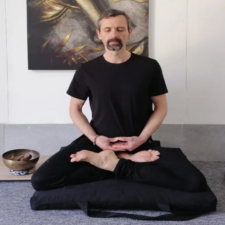coach en méditation TANGRAM en position du lotus