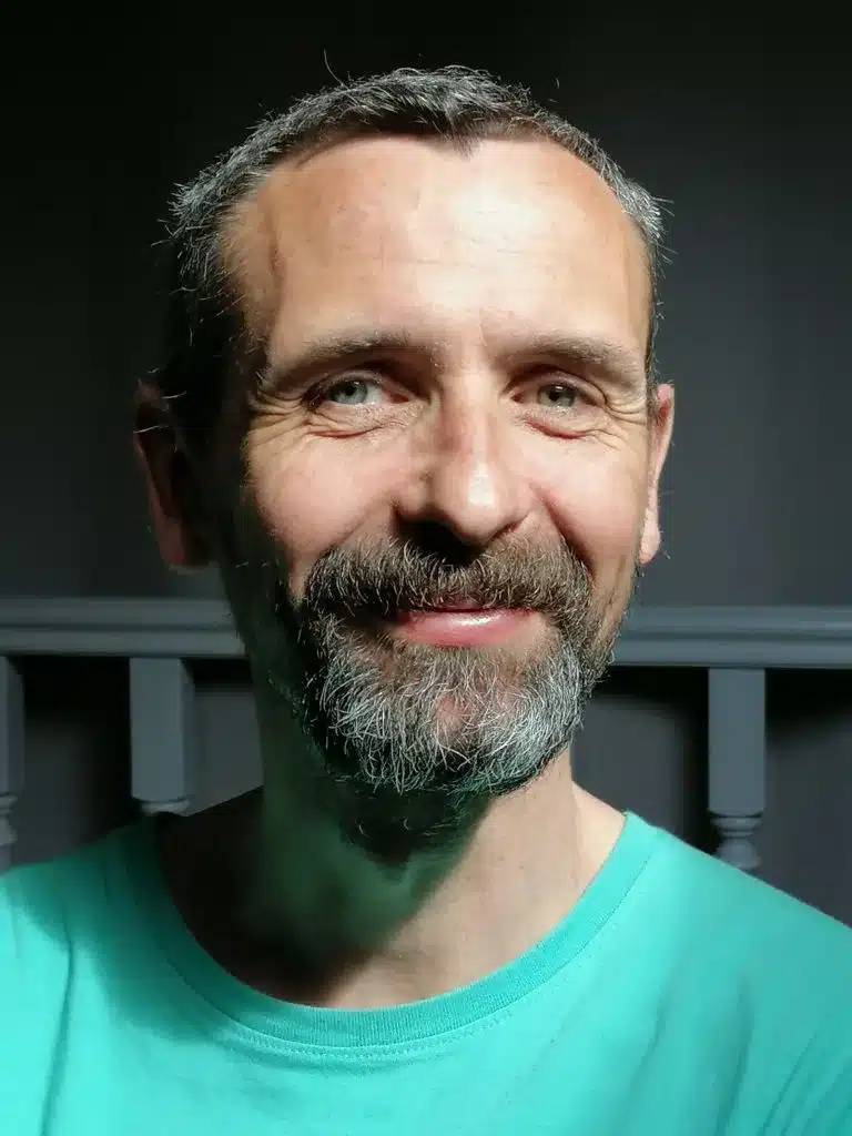 Benoît Copin, praticien en Reiki et coach de méditation, souriant pour une photo de présentation.