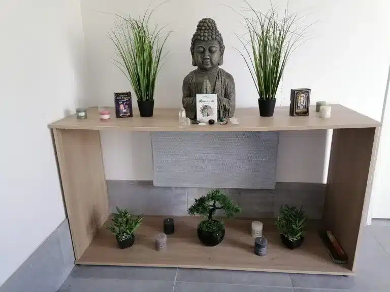 Espace de Reiki avec des pierres, cristaux et autres accessoires disposés pour les traitements énergétiques.